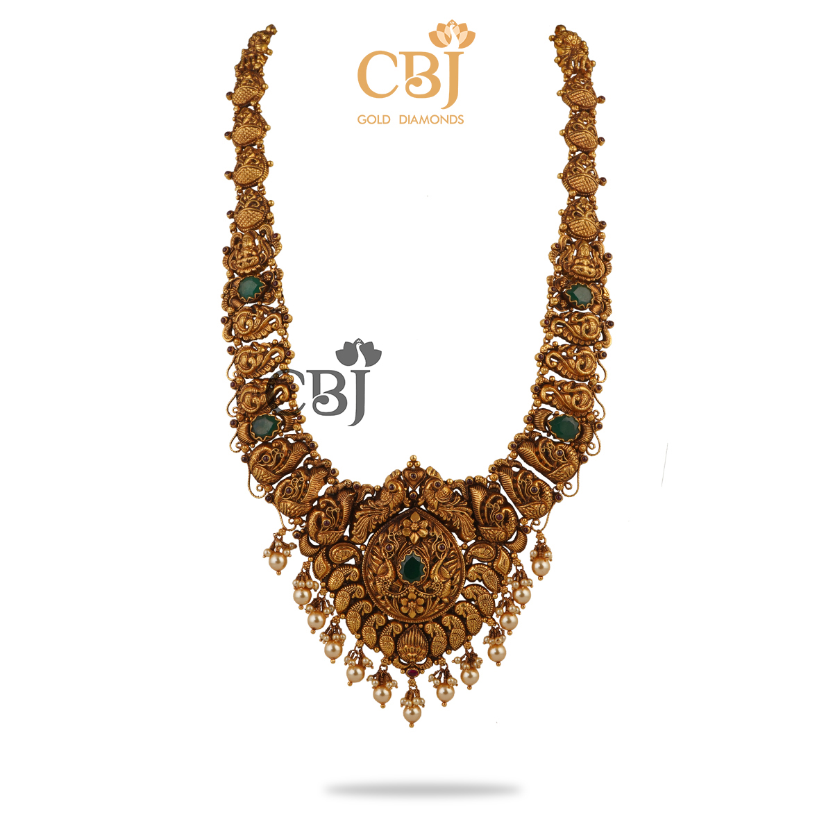 If grandeur had a form, it would be this stunning nakashi antiique haram featuring emerald and pearl