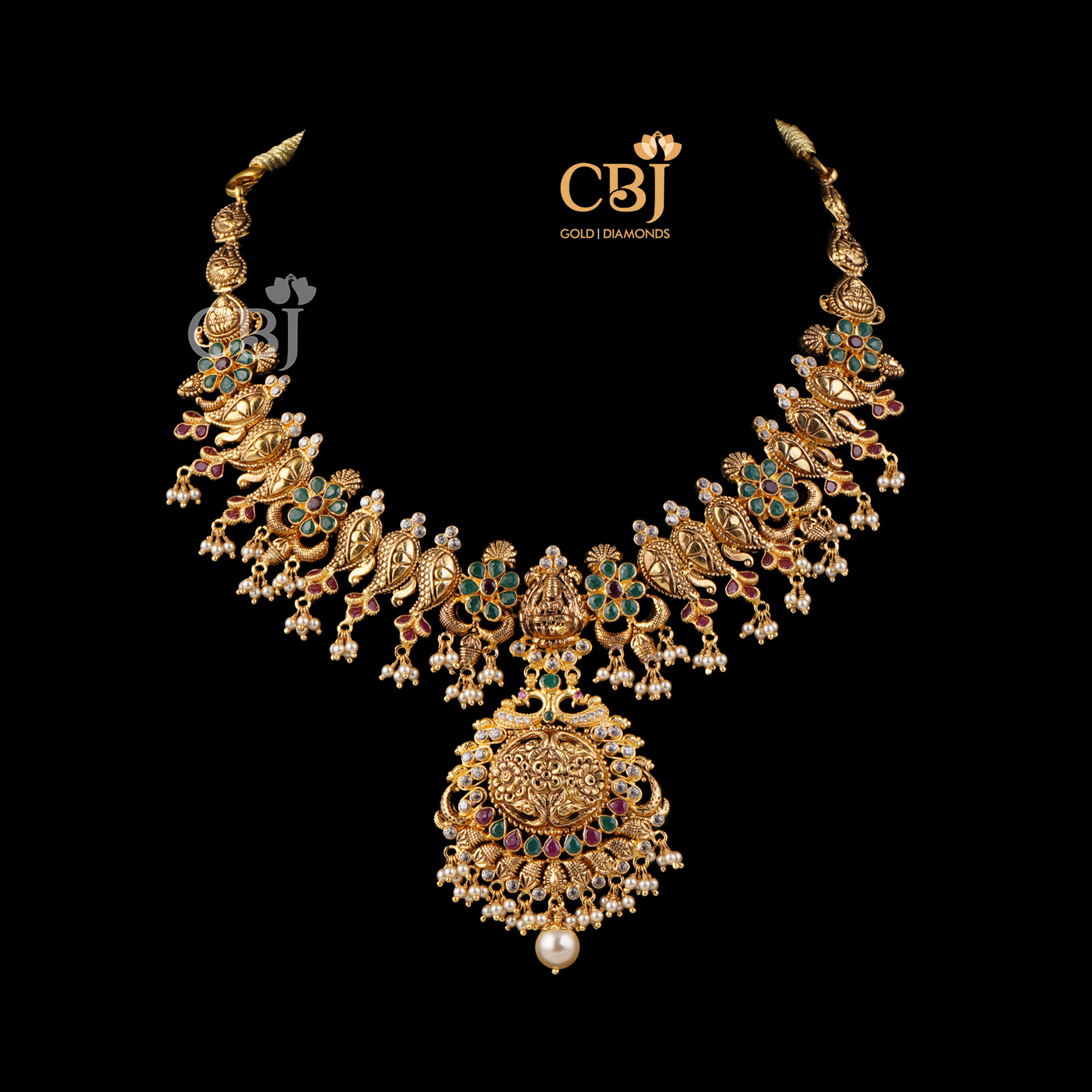 A light weight necklace featuring floral patterns and micro-pearls.