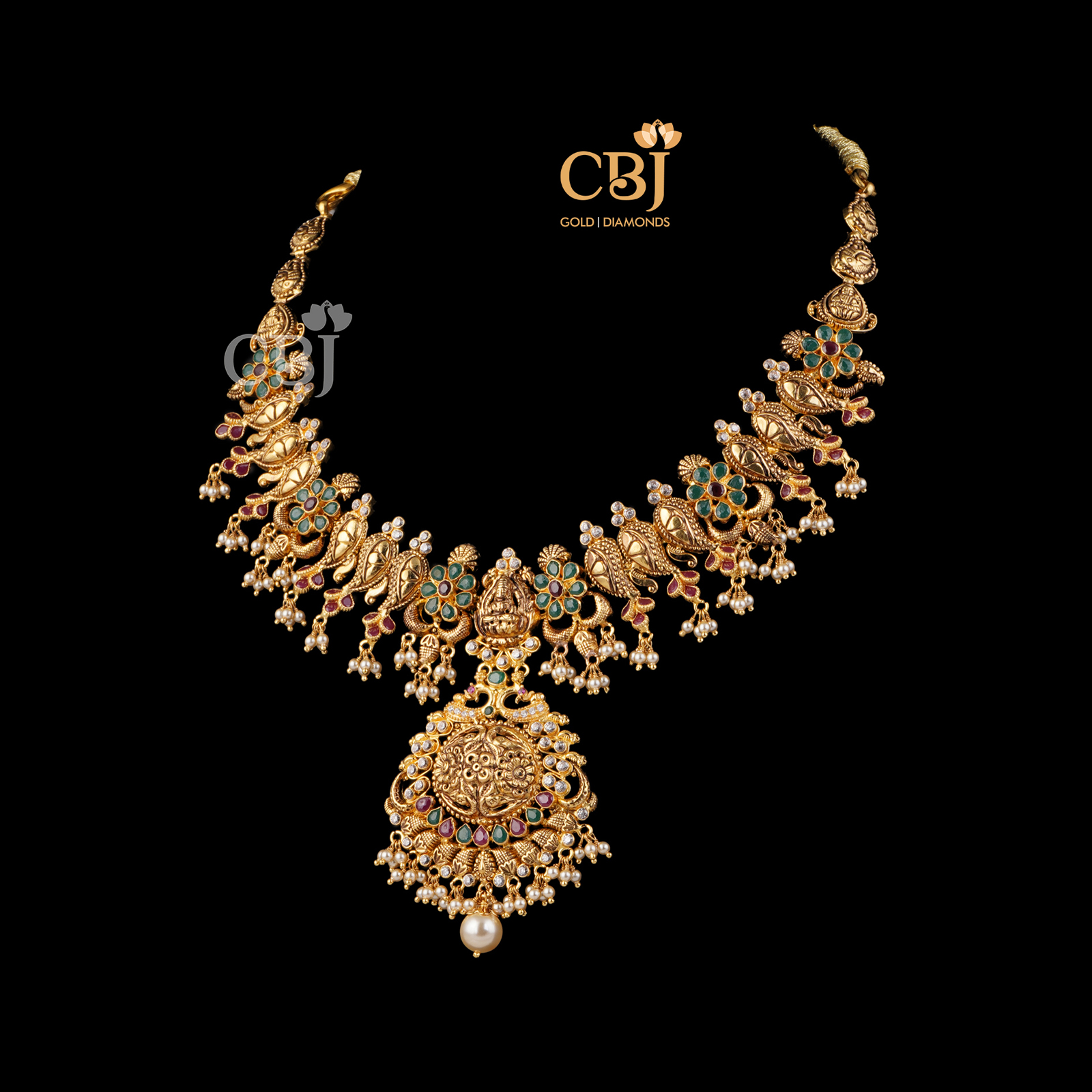 A light weight necklace featuring floral patterns and micro-pearls.