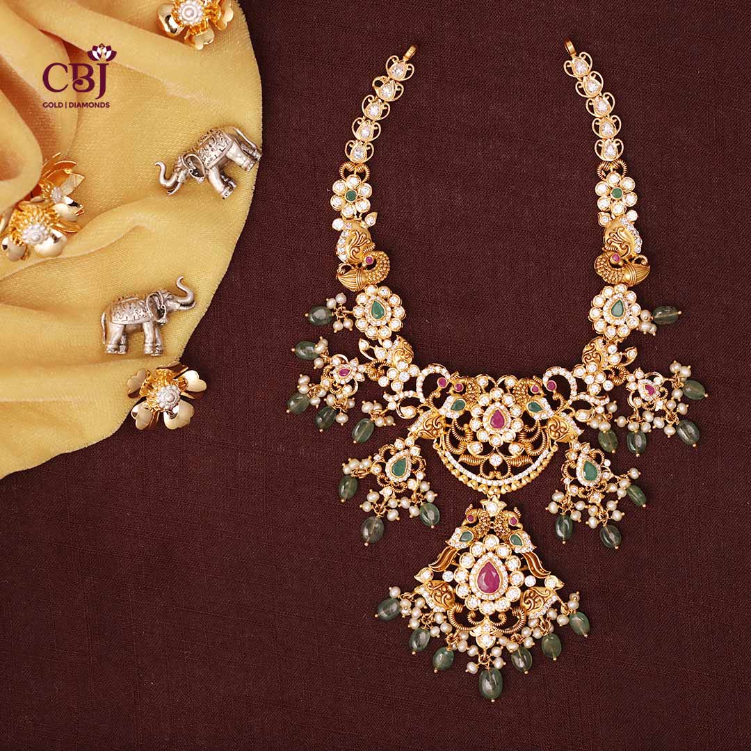 Exquisite and timeless piece of jewellery. A magnificent ensemble of rubies