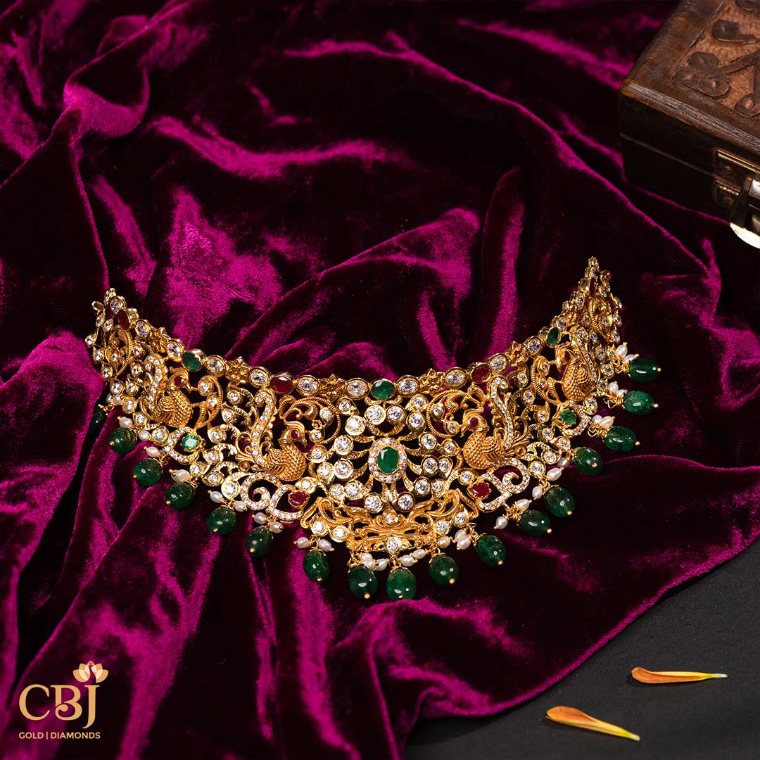 Be the envy of everyone with this CZ pachi choker featuring emerald stones.