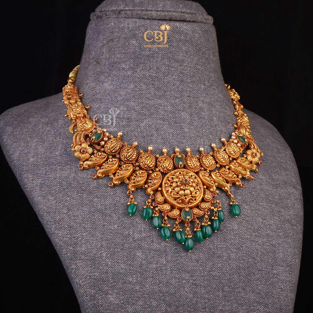 Vintage Opulence: Revel in the Majesty of an Antique Emerald Necklace