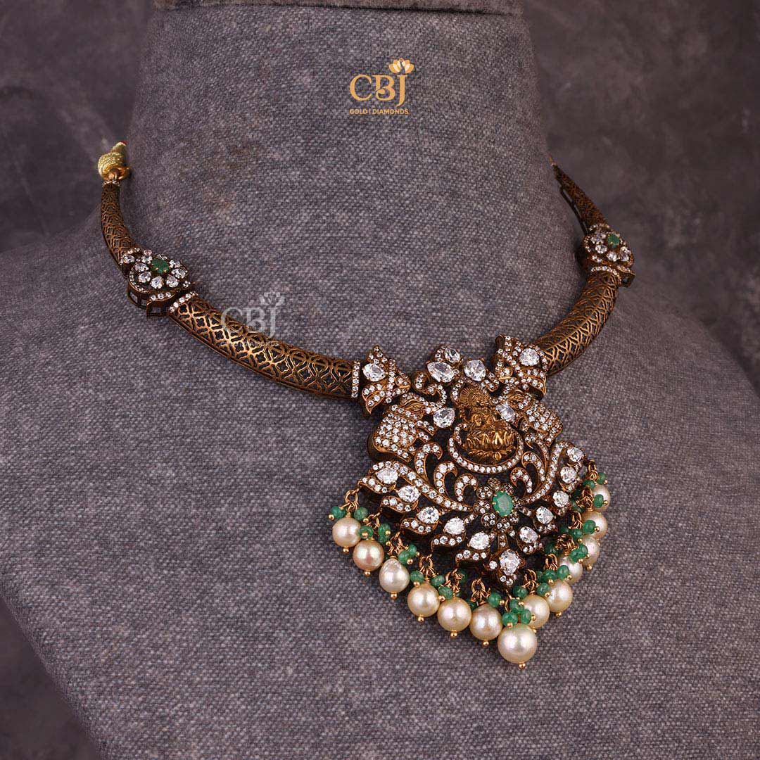 A classy CZ Kante featuring stones like emeralds and pearls.