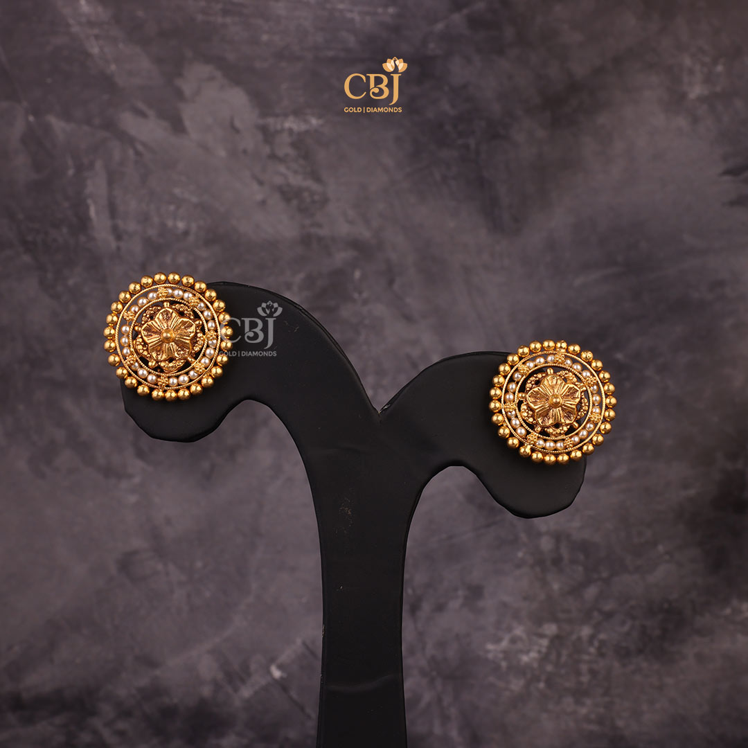 A floral antique design decorated with ball shaped motifs.