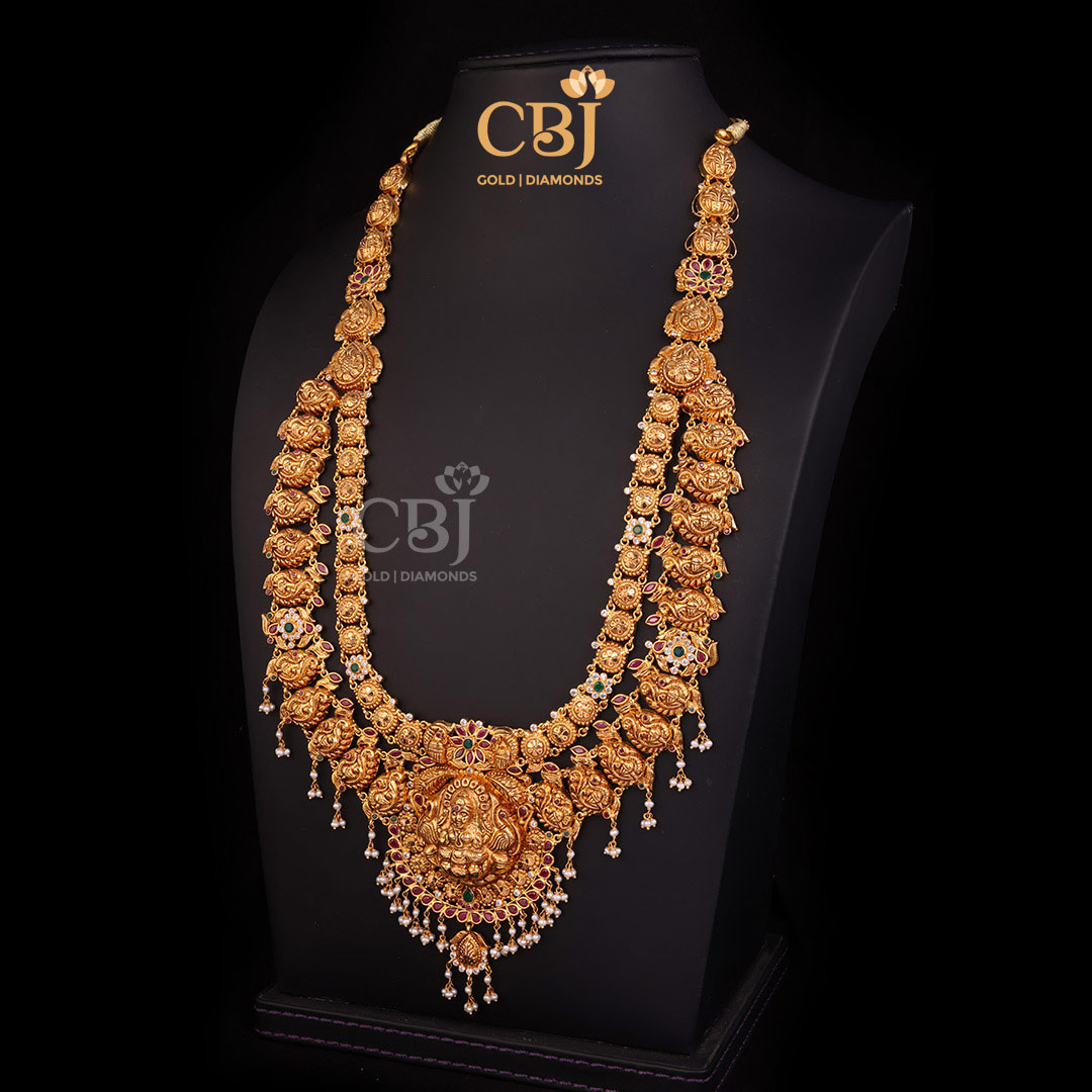 An alluring two step Lakshmi long haram featuring an old world charm.