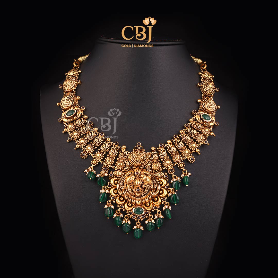 A regal antique short necklace featuring emeralds and pearls.
