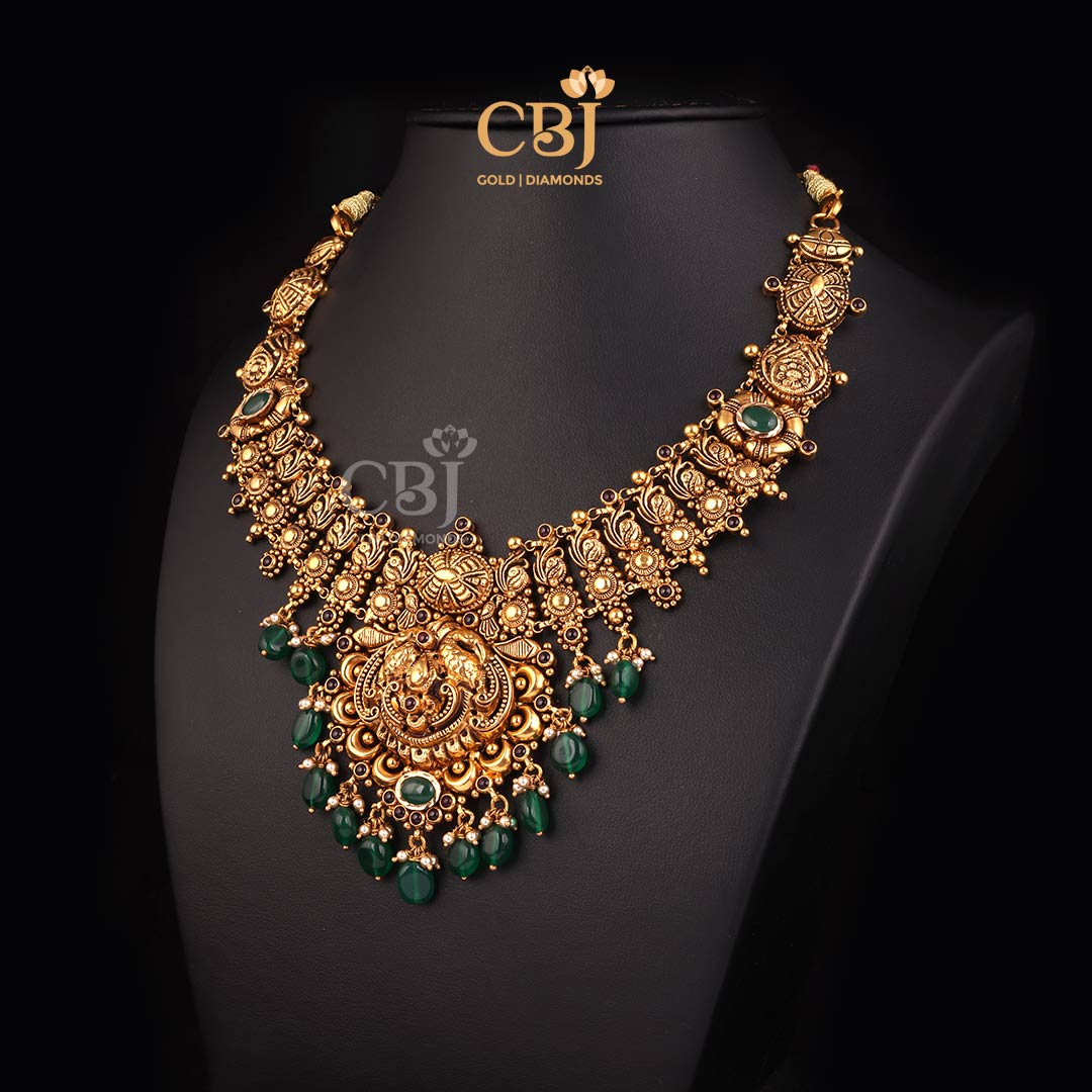 A regal antique short necklace featuring emeralds and pearls.