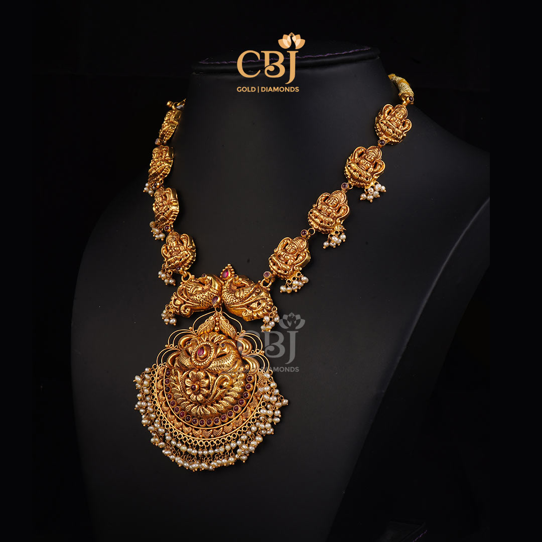 An exquisite temple necklace decorated with micro-pearls.