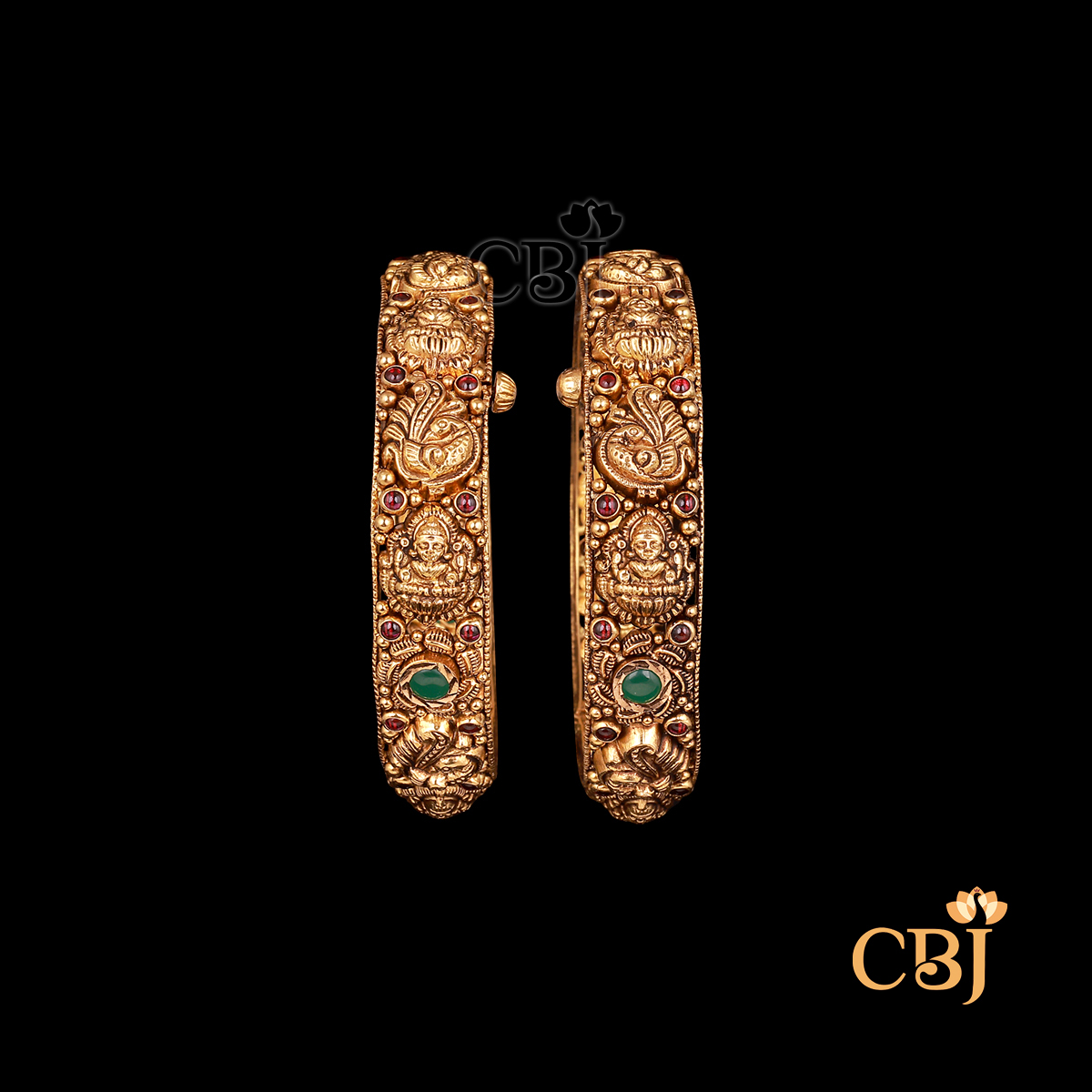 39 grams antique gold bangles set with carved traditional patterns and a rich antique gold finish.