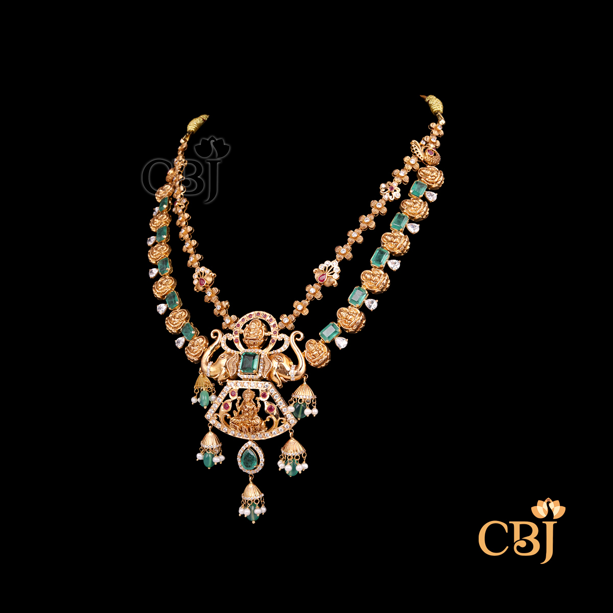 Side view of CBJ's 32. 49 gram Pachi Short Necklace Design