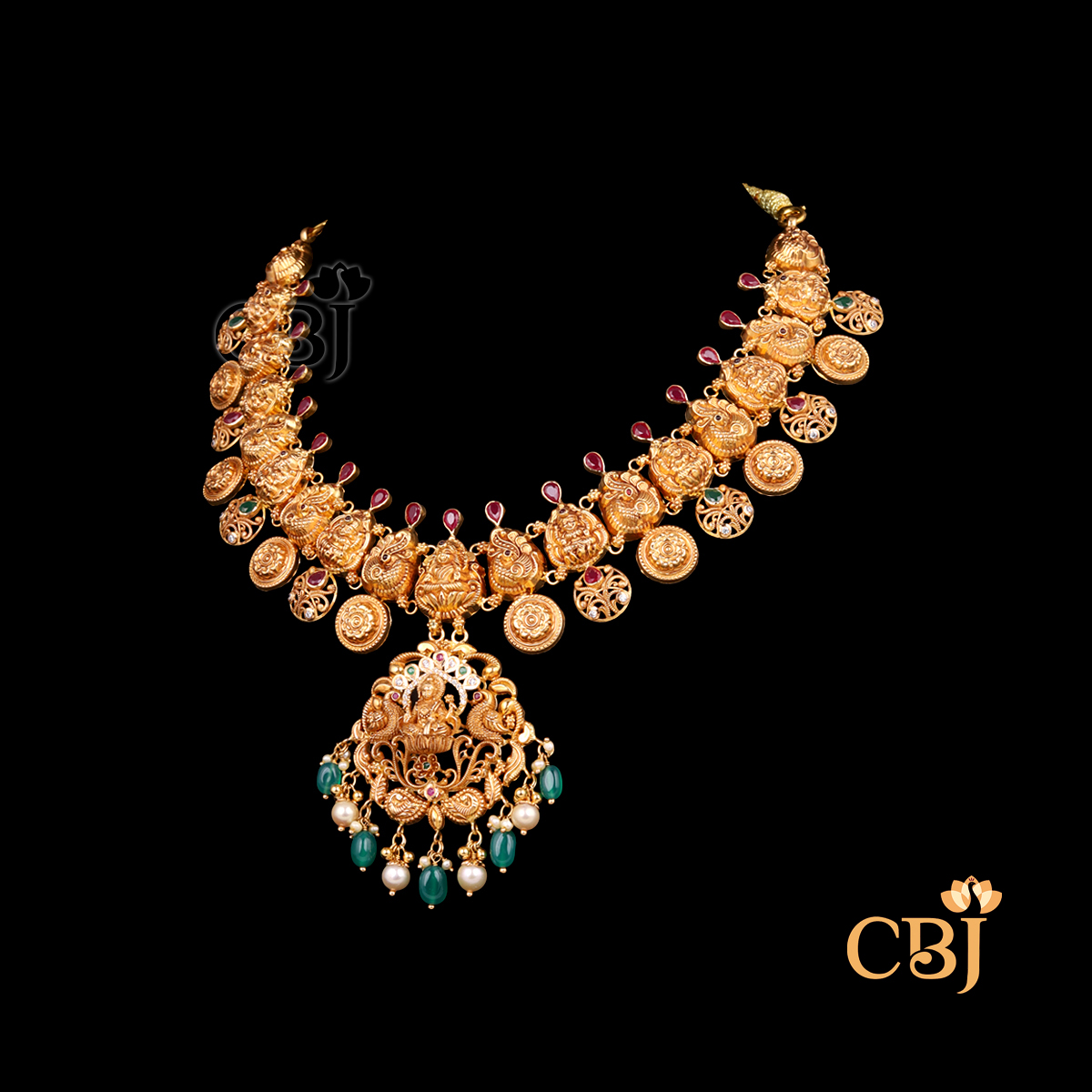 33 grams lightweight short Necklace displayed as a gold necklace with a compact design