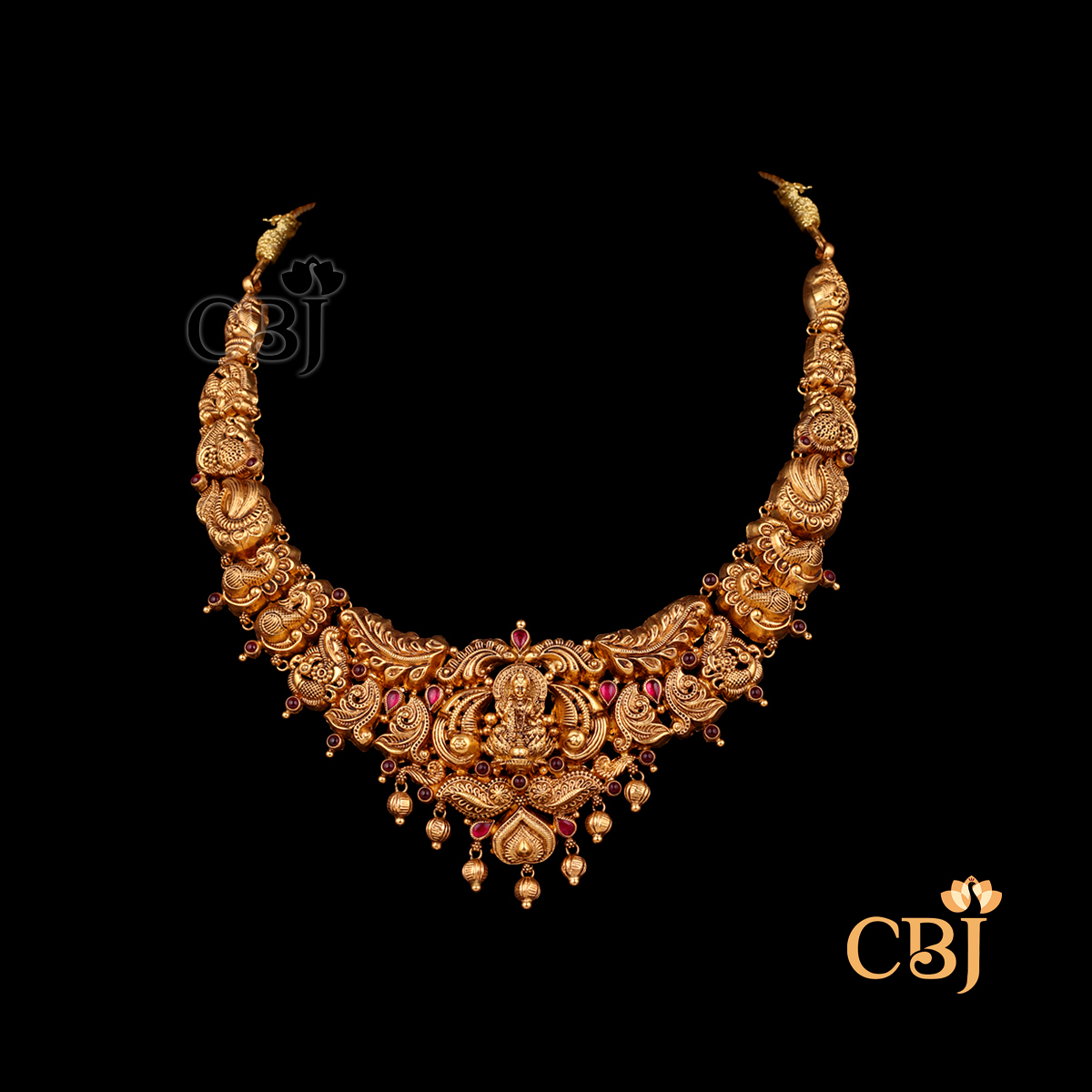 20 gram Antique Lightweight short gold Necklace Design displayed as a close-fitting gold necklace with antique texture, detailed patterns, and polished surface.
