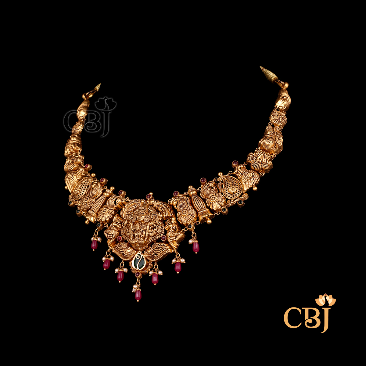 18 gram lightweight short antique gold Necklace Design displayed as a close-fitting gold necklace with antique texture